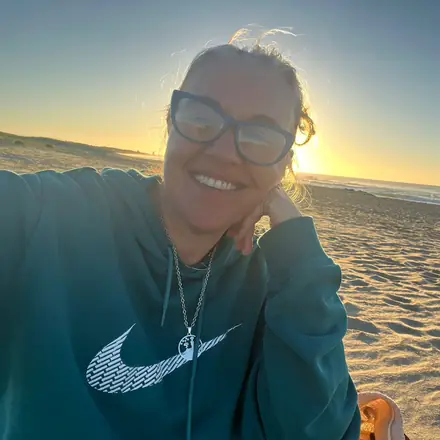 Ana Laura sonriendo en la playa