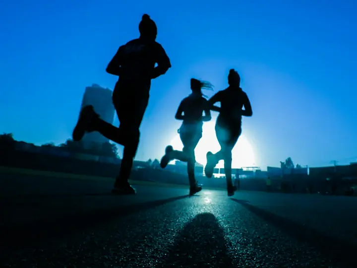 Tres corredores a contraluz